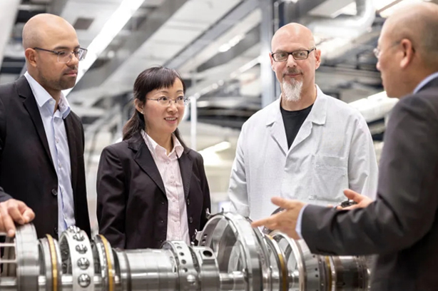 挖掘機(jī)液壓油變黑的原因